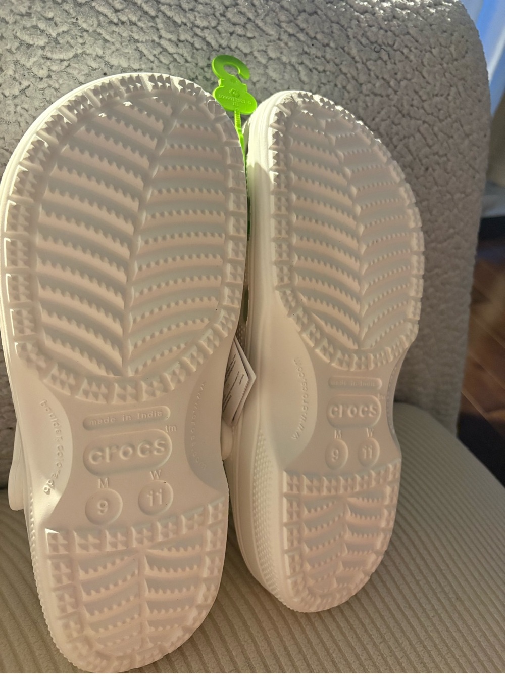 CROCS White Classic Clogs brand new with tag (W 11 / M 9)